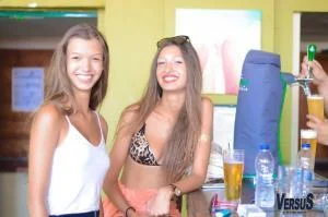 επιχειρησης versus beach bar σε social media 1 300x199 1